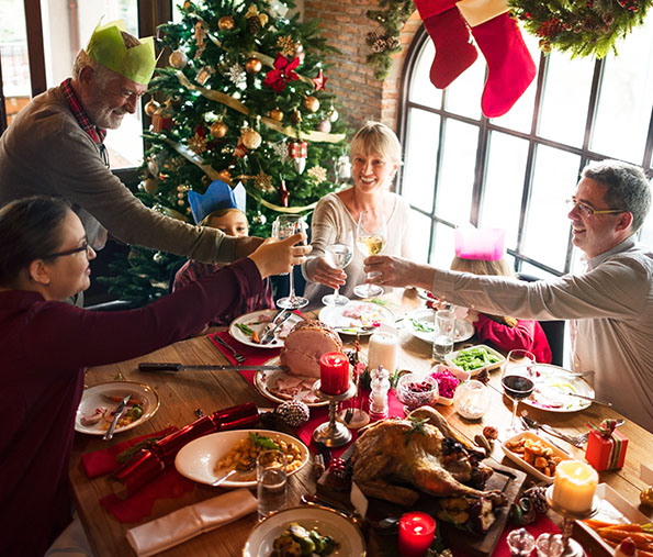 Eine fröhliche Familie beim Essen feiert zusammen Weihnachten.