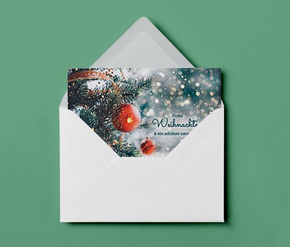 Geschäftliche Weihnachtskarte in einem weissen Briefumschlag