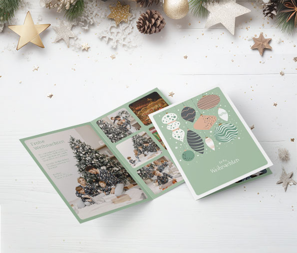 Selbst gestaltete Weihnachtskarte mit eigenen Bildern vom Tannenbaum und Geschenken.